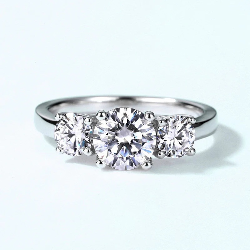 Like New Classic Three Stone Round Cut Moissanite Engagement Ring